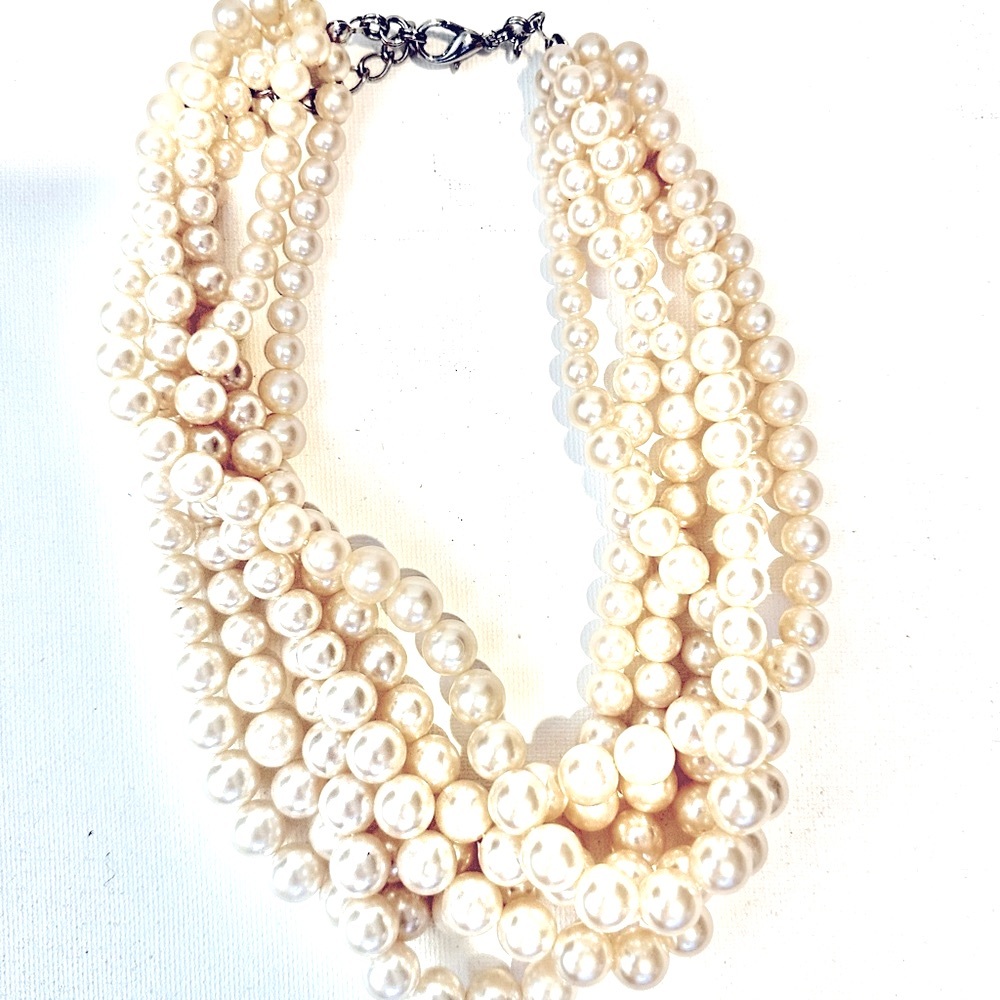 Women’s row pearls necklace